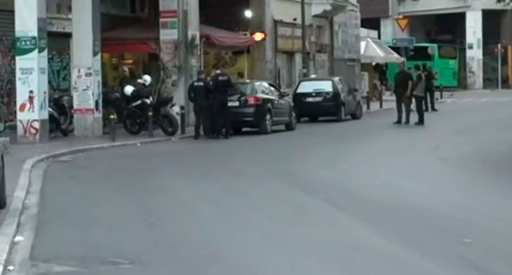 Βίντεο ντοκουμέντο: Η στιγμή του θανάσιμου μαχαιρώματος του 61χρονου στην πλατεία Βάθης | tanea.gr