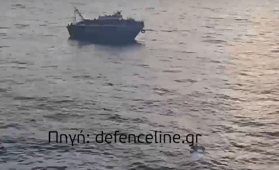 Βίντεο – ντοκουμέντο με εμπορικό πλοίο να προμηθεύει με τρόφιμα και νερό το αλιευτικό