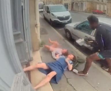 Ανησυχία στη Γαλλία: Αντρας επιτίθεται με σφοδρότητα σε 73χρονη γιαγιά και εγγονή