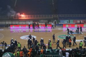 Σκηνικό… πολέμου στο ΟΑΚΑ: Σπασμένα καθίσματα και σύννεφο καπνού στο κλειστό