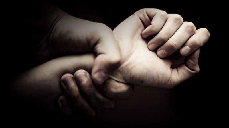 Ενδοοικογενειακή βία: Χειροπέδες σε 34χρονο που ξυλοκόπησε και απείλησε την σύντροφό του | tanea.gr
