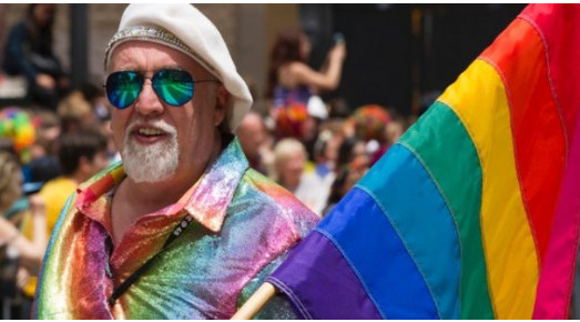 Γκίλμπερτ Μπέικερ: Ο δημιουργός της σημαίας των ΛΟΑΤ | tanea.gr