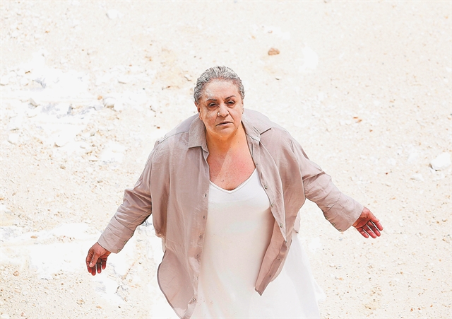 «Ζούμε την “Εκάβη” εδώ και τώρα»