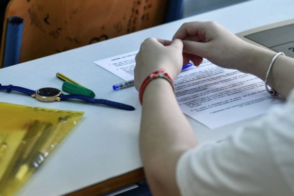 Πανελλαδικές 2023: Ποια μαθήματα δυσκόλεψαν τους υποψηφίους – Πόσοι έγραψαν κάτω από τη βάση