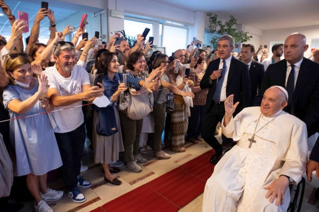 Πάπας Φραγκίσκος: «Είμαι ακόμα ζωντανός» χαριτολόγησε μετά το εξιτήριο
