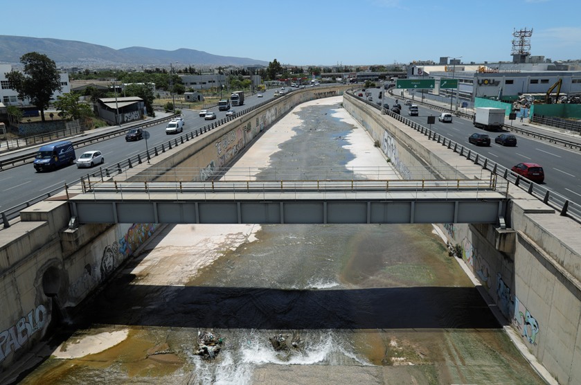 Κλειστή η άνοδος του Κηφισού – Ανδρας έπεσε στο ποτάμι στο ύψος του Ρέντη
