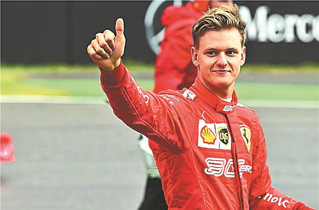 ΜΙΚ ΣΟΥΜΑΧΕΡ:  ΣΤΟ ΜΟΝΟΘΕΣΙΟ ΤΟΥ… ΠΑΤΕΡΑ ΤΟΥ