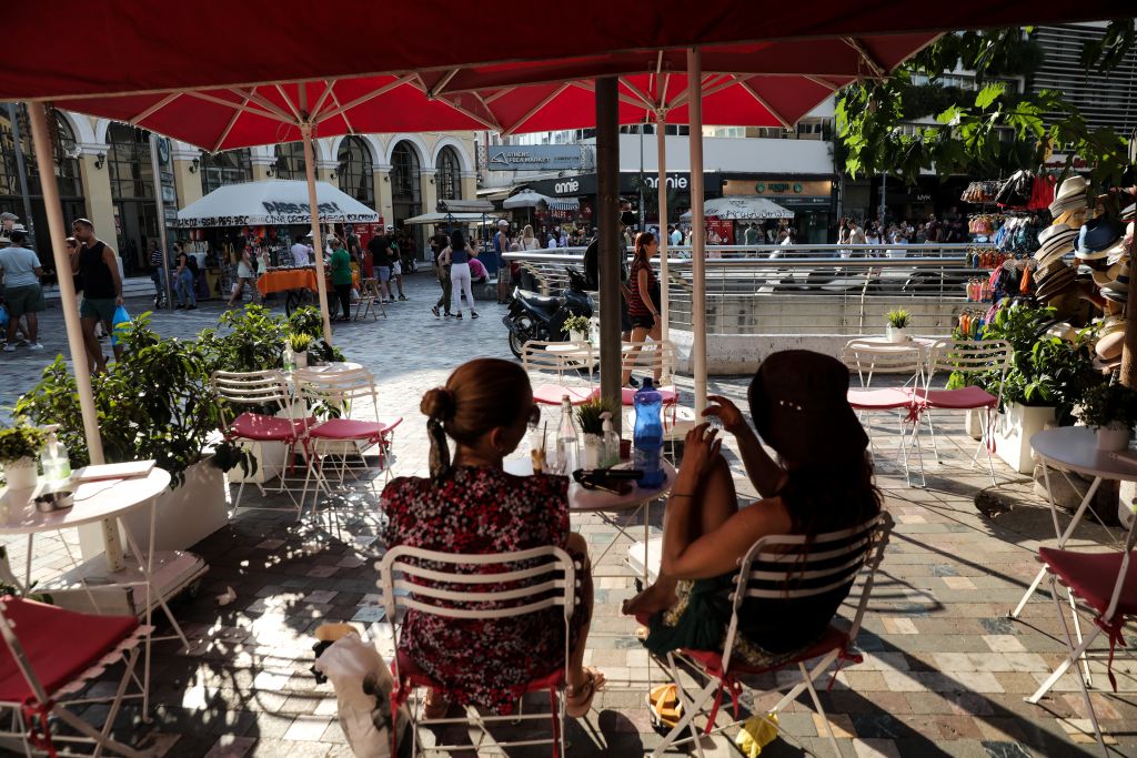Τρεις στους τέσσερις Eλληνες προτιμούν να πίνουν καφέ έξω