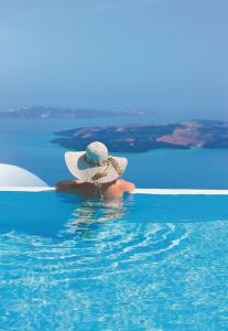 Πόσες πισίνες αντέχουν οι Κυκλάδες;