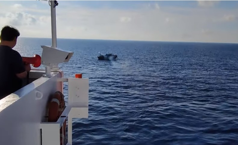 Νέο βίντεο πριν τη βύθιση του αλιευτικού – Η προσέγγιση άλλου πλοίου για παροχή βοήθειας