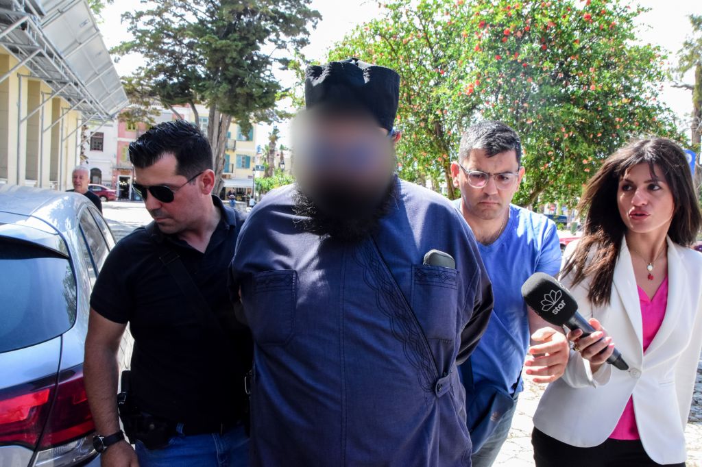 «Νόμιζα ότι το έστειλα σε ενήλικα που κάναμε διαδικτυακό σεξ» λέει ο ιερέας για το χυδαίο μήνυμα σε 12χρονο