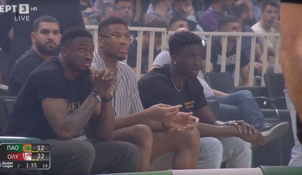 Με κομπολόι και γυαλιά ο Γιάννης Αντετοκούνμπο στο ΟΑΚΑ