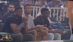 Με κομπολόι και γυαλιά ο Γιάννης Αντετοκούνμπο στο ΟΑΚΑ