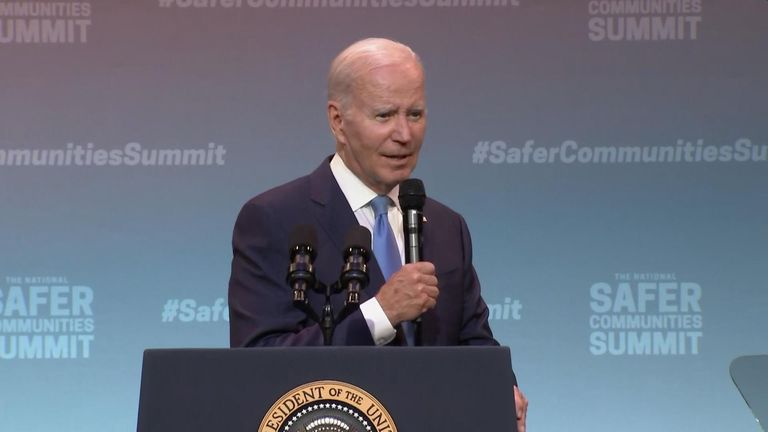 Τζο Μπάιντεν: Τελειώνει ομιλία του με τη φράση «Ο Θεός να σώζει τη βασίλισσα»