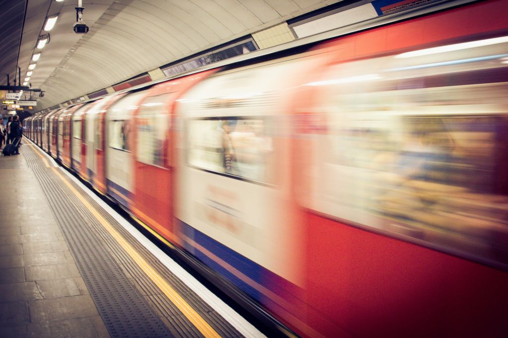 Τρόμος: Άνδρας αυτοκτόνησε με μαχαίρι στο μετρό