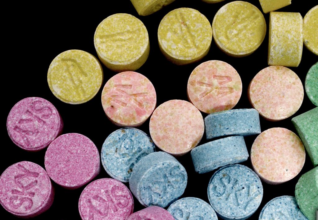 Η πρώτη χώρα που συνταγογραφεί ecstasy και ψιλοκυβίνη για την κατάθλιψη