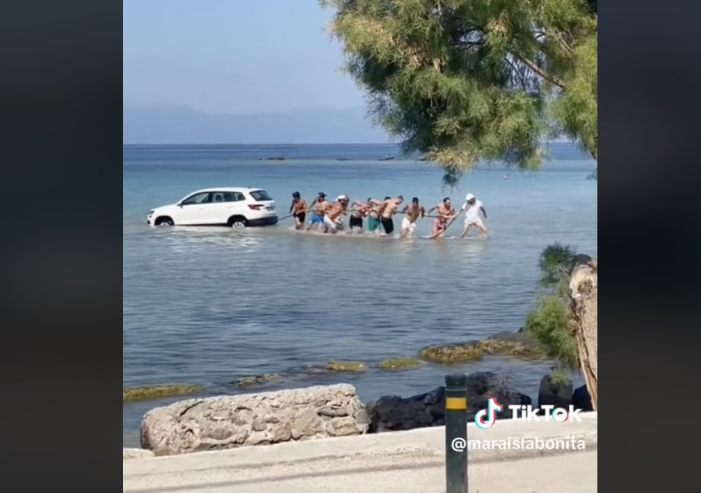 Επική διάσωση αυτοκίνητου που έπεσε στη θάλασσα | tanea.gr