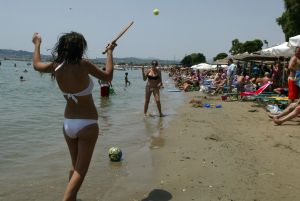 Τέλος οι ρακέτες σε γνωστές παραλίες της Αττικής – «Τσουχτερό» το πρόστιμο για τους παραβάτες