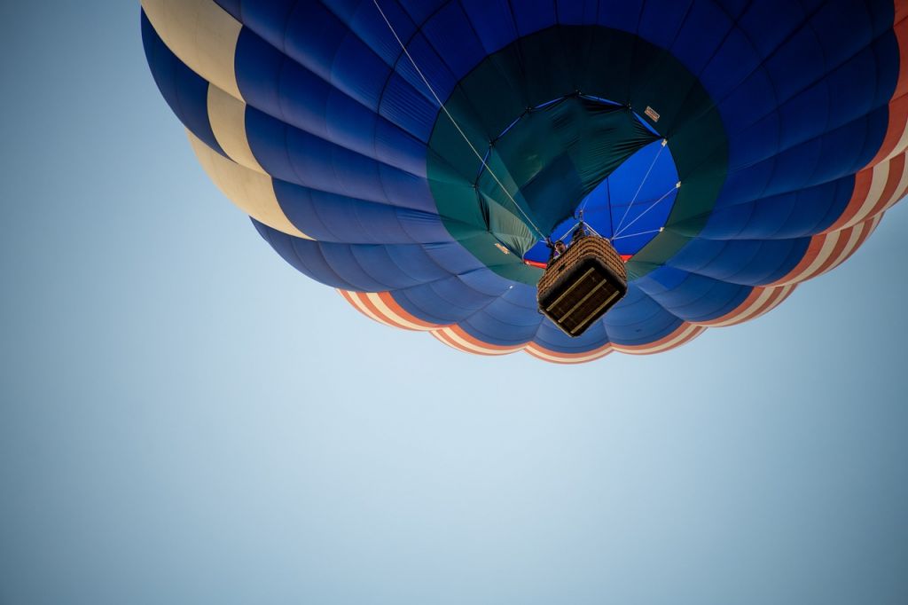 Αερόστατο τυλίχτηκε στις φλόγες – Νεκρός ο πιλότος του