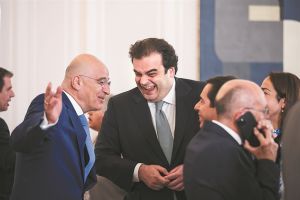 Ο συνωστισμός διώχνει τους πρώην από τα γραφεία της Βουλής