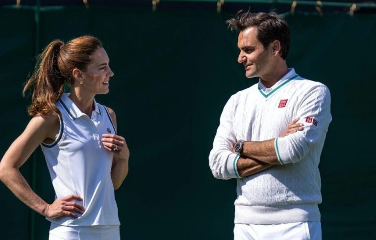 Με αμάνικο και κοντή φούστα η πριγκίπισσα της Ουαλίας παίζει τένις με τον Ρότζερ Φέντερερ