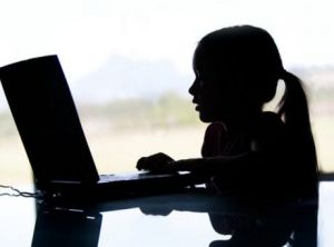 Social media: Μόνο με άδεια των γονιών για τα παιδιά στη Γαλλία