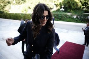 Πόπη Τσαπανίδου: Στην κάλπη αγκαλιά με το εγγόνι της [εικόνα]
