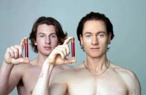 Μπράιαν Τζόνσον: Ο μεγιστάνας που προσπαθεί να νικήσει τον χρόνο με αίμα από τον 17χρονο γιο του