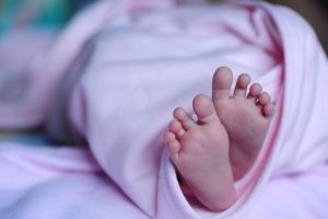 Άφησε μόνο του το ενός έτους μωρό της για να πάει στο σούπερ μάρκετ