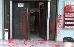 Ναυάγιο στην Πύλο: Πέταξαν μπογιές και τρικάκια στη διεύθυνση Αλλοδαπών και Μετανάστευσης στη Θεσσαλονίκη