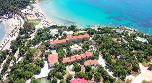 Επενδυτικό «ναυάγιο» στην καρδιά της Βουλιαγμένης – Εγγραφο φωτιά για το Ορφανοτροφείο της Εκκλησίας