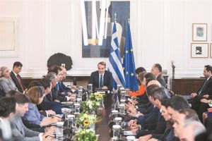 Πρεμιέρα με αυστηρά μηνύματα