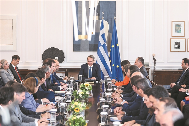 Πρεμιέρα με αυστηρά μηνύματα