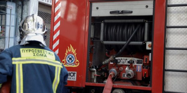 Φωτιά στον Ασπρόπυργο: Επιχειρούν ισχυρές δυνάμεις της Πυροσβεστικής