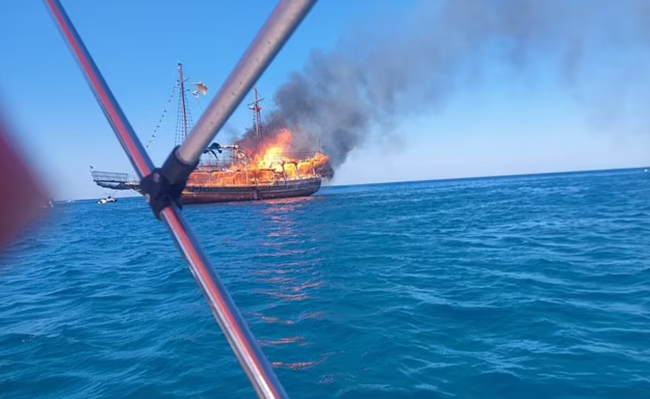 Η στιγμή που το τουριστικό πλοίο τυλίγεται στις φλόγες στη Ρόδο