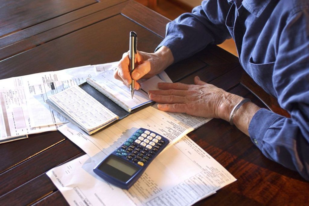 Συνταξιούχοι: Βέβαιες οι αυξήσεις, γρίφος τα αναδρομικά και η ειδική εισφορά