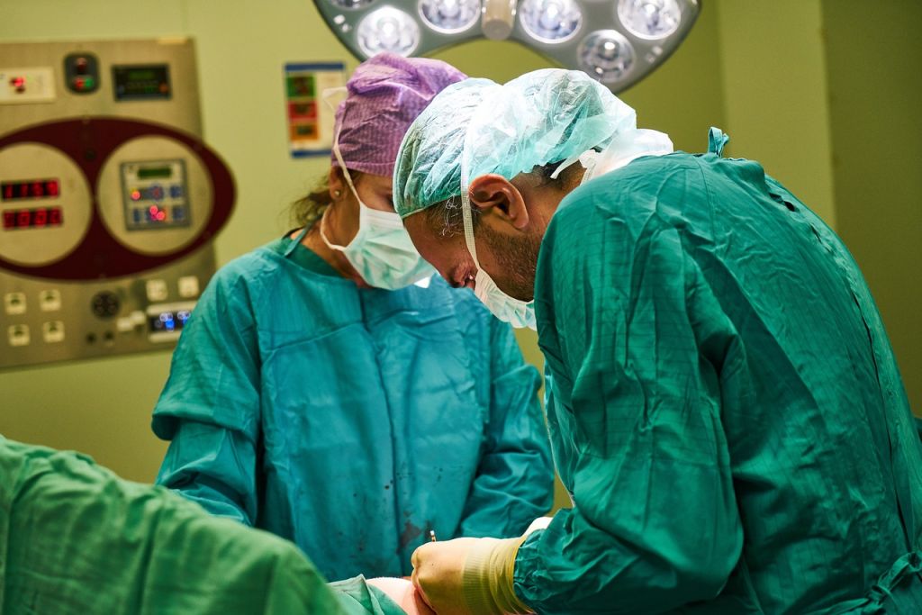 Ο καρδιοχειρουργός που ερευνάται για τον θάνατο 15 παιδιών έφυγε από τρία νοσοκομεία | tanea.gr