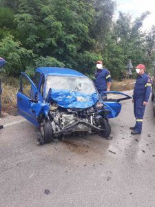 Σοβαρό τροχαίο – Εγκλωβίστηκε γυναίκα στις λαμαρίνες μετά από μετωπική σύγκρουση