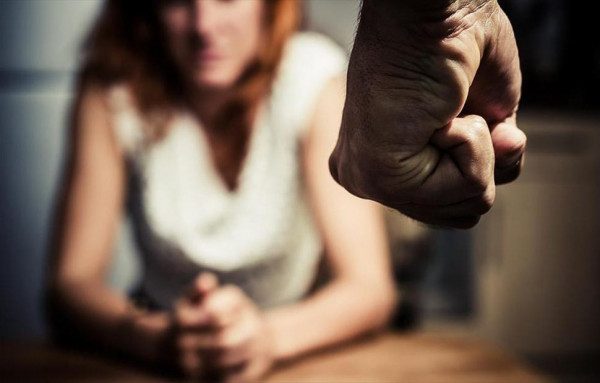 Απίστευτο περιστατικό ενδοοικογενειακής βίας: Χτυπούσε τη σύντροφό του με κινητικές βλάβες ενώ εκείνη οδηγούσε