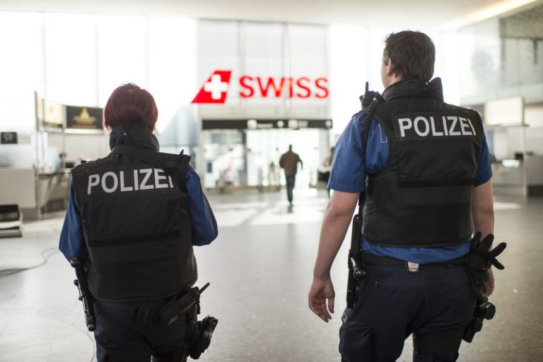 Ελβετία: Στο εδώλιο αστυνομικοί κατηγορούμενοι για τον θάνατο ενός μαύρου άνδρα κατά τη σύλληψη