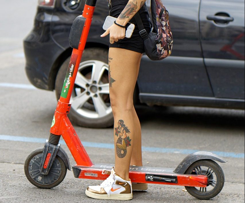 Σοκαριστικές εικόνες από το τροχαίο με πατίνι – «Μας πήρε σβάρνα το αμάξι» λέει η 15χρονη οδηγός