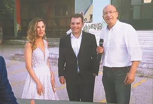 Στις κάλπες με νταούλια, γαϊδουράκια, κατοικίδια και νυφικό