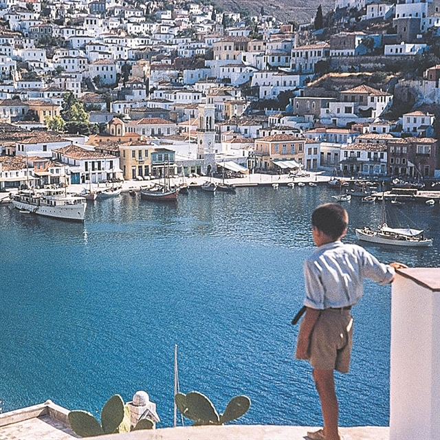 Mαγευτικά ηλιοβασιλέματα και υψηλή τέχνη στην Υδρα…