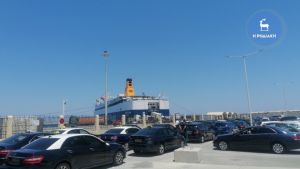 Ταξιτζήδες απέκλεισαν το λιμάνι της Ρόδου για να «μπλοκάρουν» οδηγούς Uber