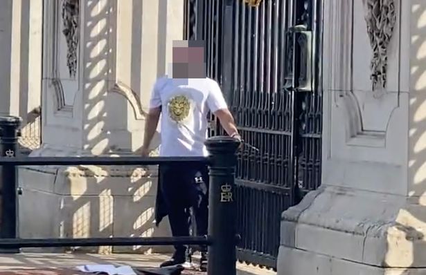 Συναγερμός στο Μπάκιγχαμ – Άνδρας δέθηκε με χειροπέδες στην κεντρική πύλη του παλατιού