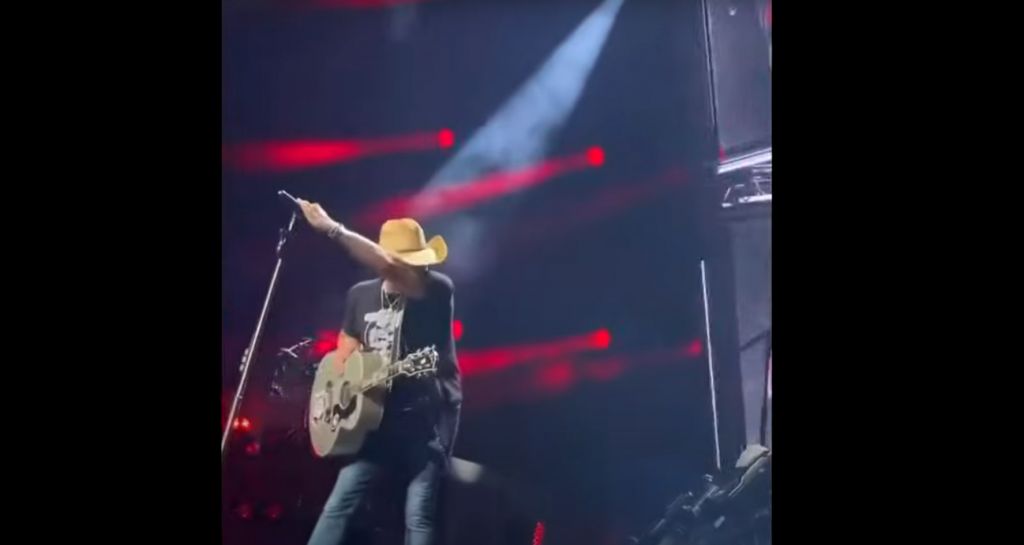 ΗΠΑ: Γνωστός τραγουδιστής της κάντρι έπαθε θερμοπληξία επάνω στη σκηνή και αποχώρησε βιαστικά