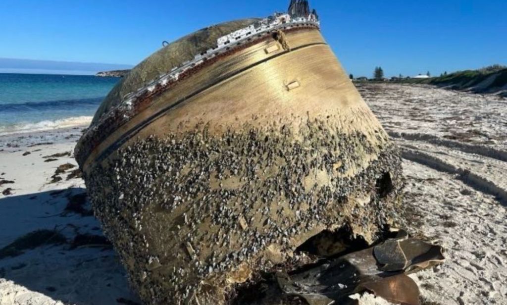 Αυστραλία: Τέλος το μυστήριο γύρω από τον τεράστιο κύλινδρο που ξεβράστηκε σε παραλία της Αυστραλίας
