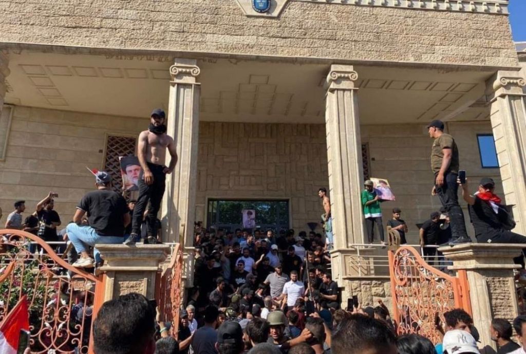 Ιράκ: Διαδηλωτές πυρπόλησαν την πρεσβεία της Σουηδίας στη Βαγδάτη