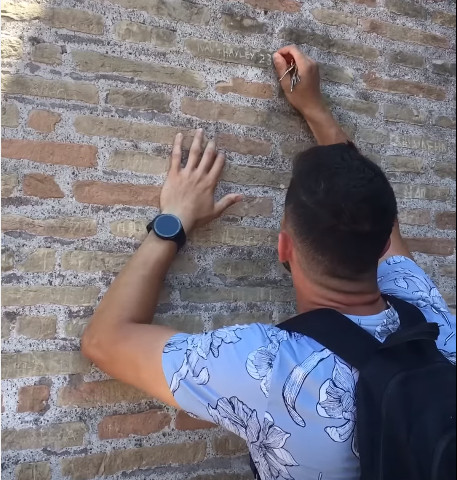 Βανδαλισμός Κολοσσαίου: Τι λέει ο 27χρονος τουρίστας που χάραξε ονόματα στο μνημείο
