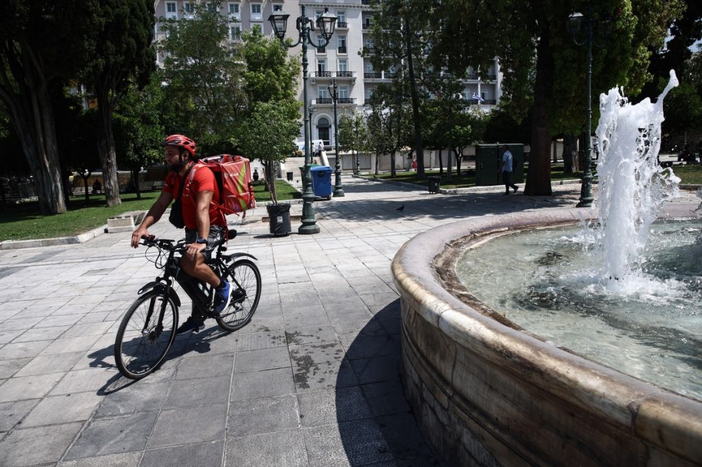 Πρόστιμα σε εταιρείες delivery – Η Επιθεώρηση Εργασίας τους «τσάκωσε» παραγγέλνοντας φαγητό εν μέσω καύσωνα